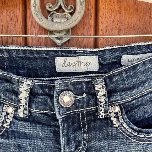 Daytrip Distressed Bootcut Jeans - Picture 4 of 13